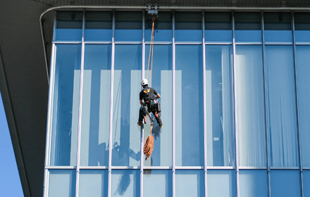 Antalya dış cephe cam temizliği yapan profesyonel ekip – yüksek kat bina cam silme