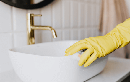 Antalya detaylı ev temizliği kapsamında banyo lavabo temizliği