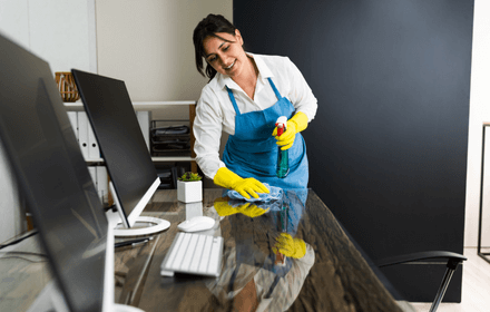 Antalya kurumsal ofis temizliği yapan profesyonel temizlik personeli